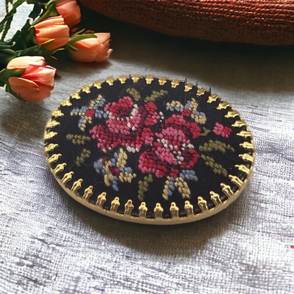 Romantic Vintage Victorian Style Woven Needlepoint Floral Brooch Pin Gold Tone - Picture 1 of 4